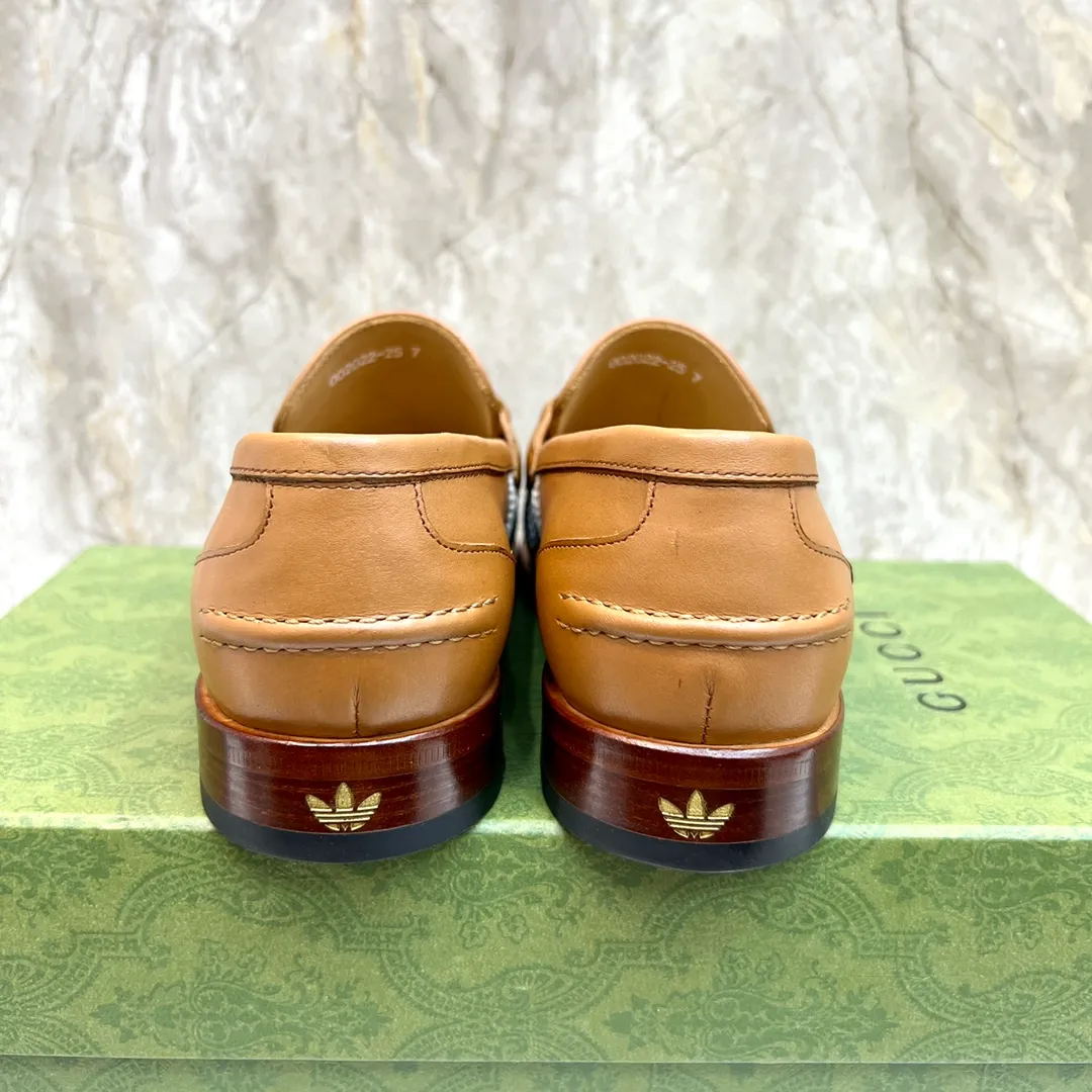 Original leather outsole P900 Brand: Co-branded Adidas｜GUCCI (Gucci) Standard code: Men's size 38–44 (45/46 can be customized) Grade: Same style as the official website Original quality Material: Original cowhide Leather lining Original leather outsole Style category: Men's fashionable casual leather shoes Distinguished big-name luxury elements top luxury Color: Actual picture